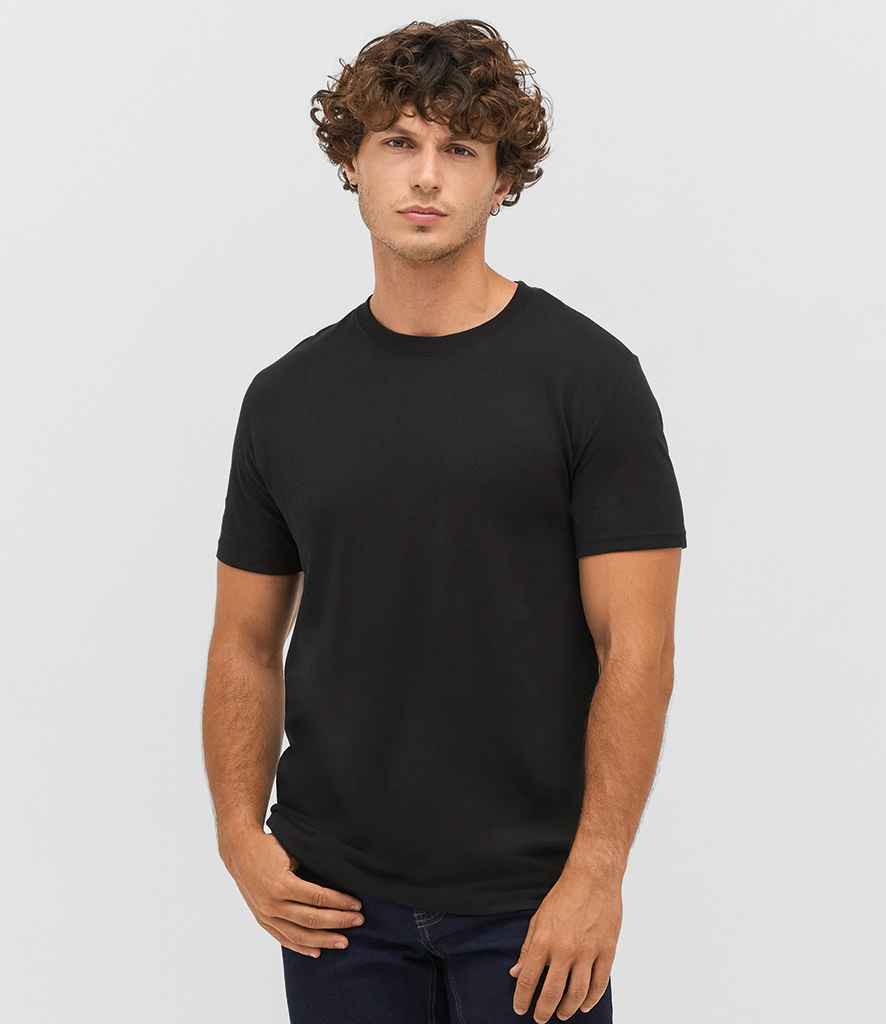 Unisex Explorer Recycled T-Shirt in Black, model photo