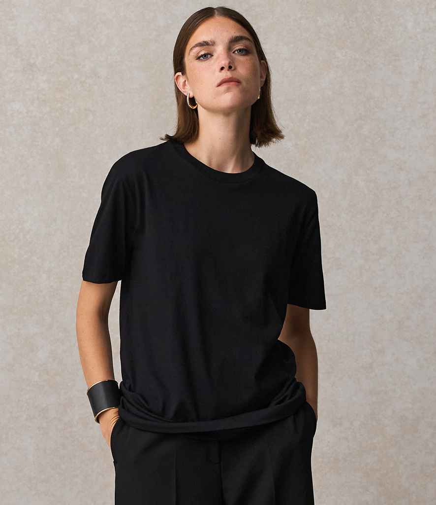 Unisex Lyam Premium T-Shirt in Deep Black, model photo (1)