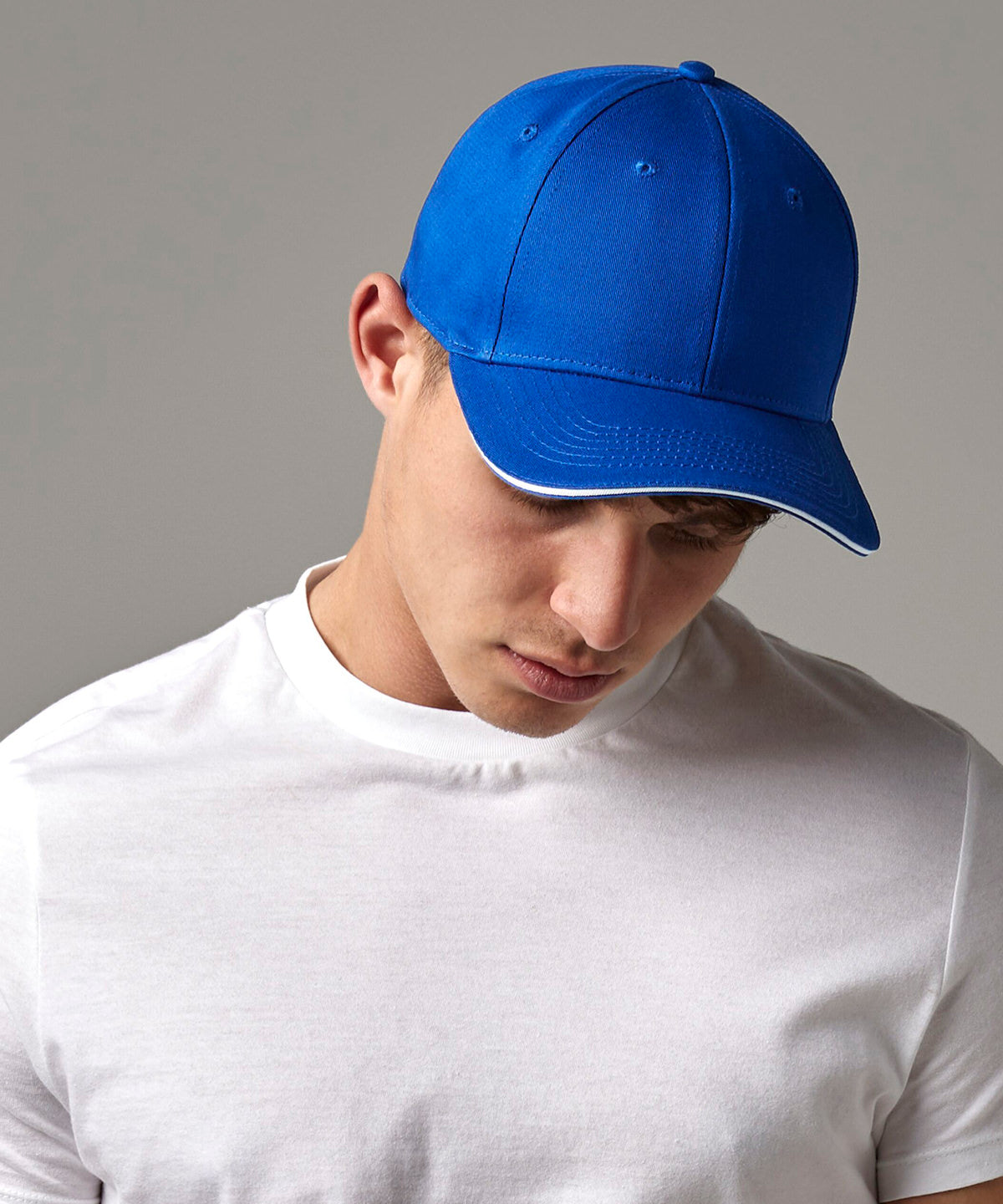Lifestyle photo of the Earthaware® Classic Organic Cotton 6-Panel Cap – Sandwich Peak