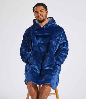 Oversized Hooded Blanket in Navy, model photo