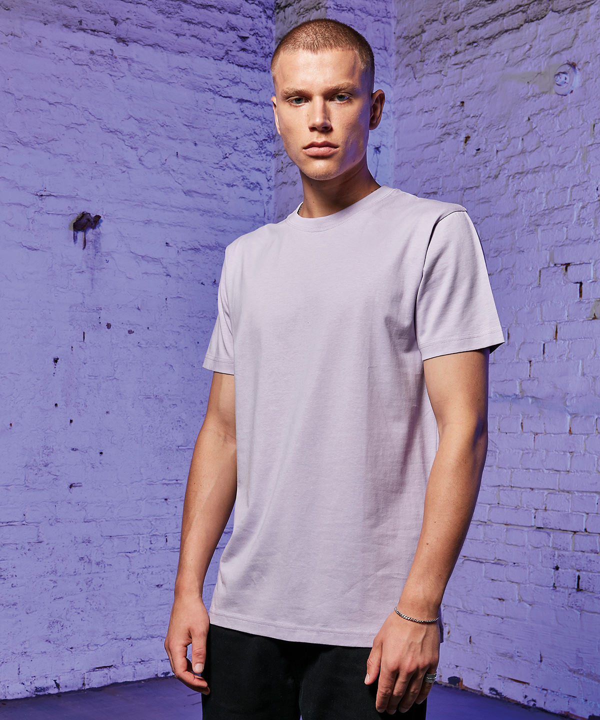 Lifestyle photo of the T-Shirt Round-Neck