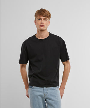 Lifestyle photo of the Cropped Oversize Tee