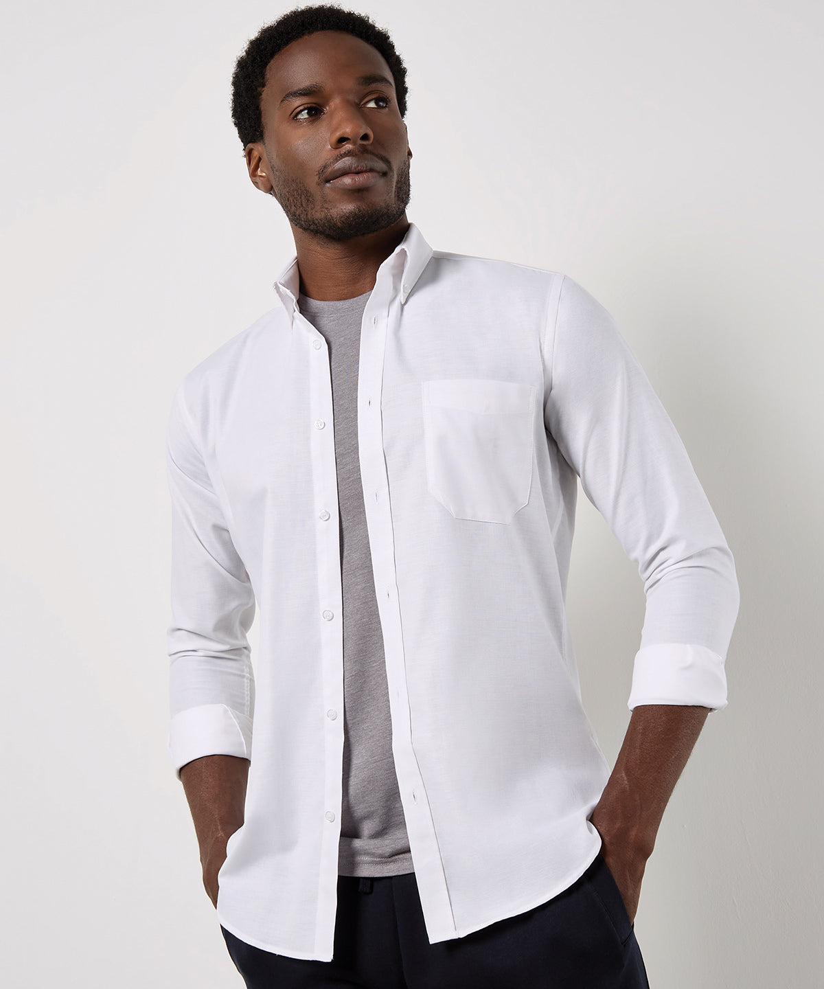 Lifestyle photo of the Slim Fit Workwear Oxford Shirt Long-Sleeved (Slim Fit)
