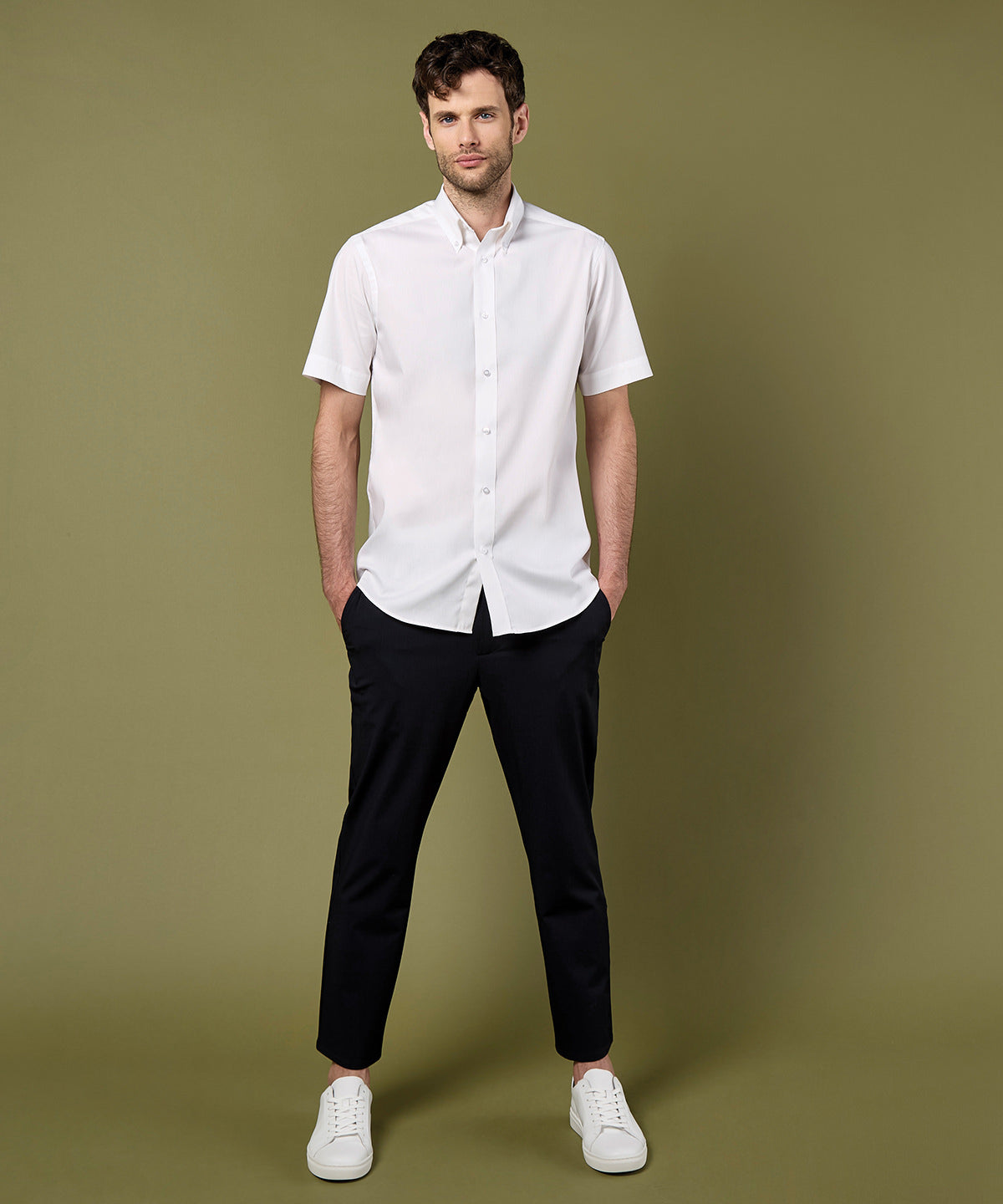 Lifestyle photo of the Premium Oxford Shirt Short-Sleeved (Tailored Fit)